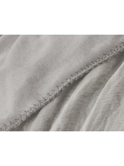 Manta plaid lisa en gris con tejido super suave de gasa y coralina ideal para salón o cama.