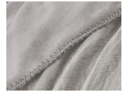 Manta plaid lisa en gris con tejido super suave de gasa y coralina ideal para salón o cama.