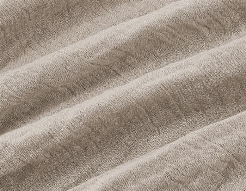 Manta plaid lisa en gris con tejido super suave de gasa y coralina ideal para salón o cama.