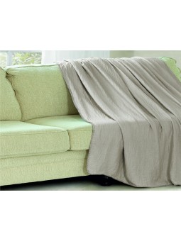 Manta plaid lisa en gris con tejido super suave de gasa y coralina ideal para salón o cama.