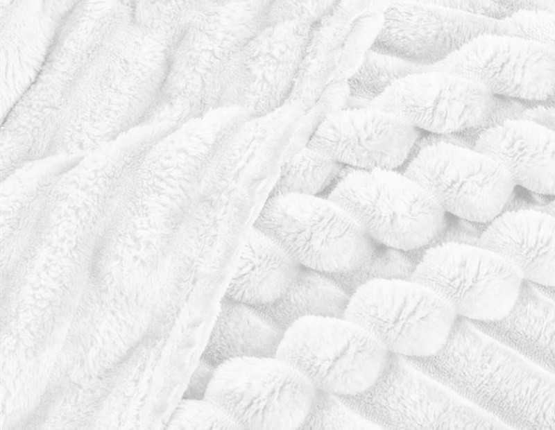 Manta plaid gruesa en color blanco con relieve ideal para Invierno y de gran calidad.