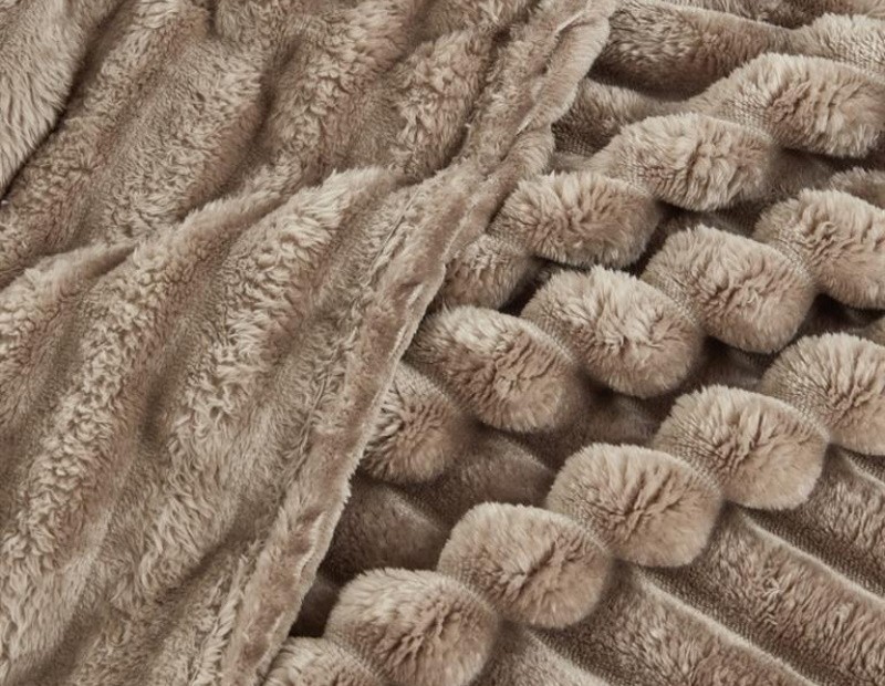 Manta plaid gruesa en color beige con relieve ideal para Invierno y de gran calidad.