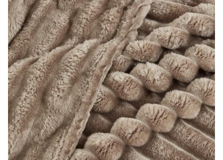 Manta plaid gruesa en color beige con relieve ideal para Invierno y de gran calidad.