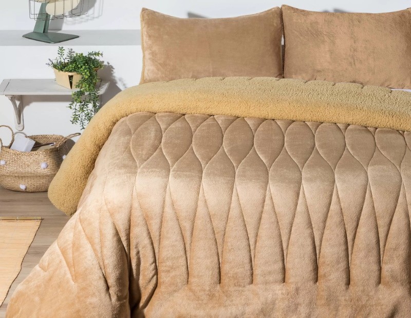 Edredón de borreguito para Invierno de gran calidad en color oro beige. Diseño Cedro de Manterol.