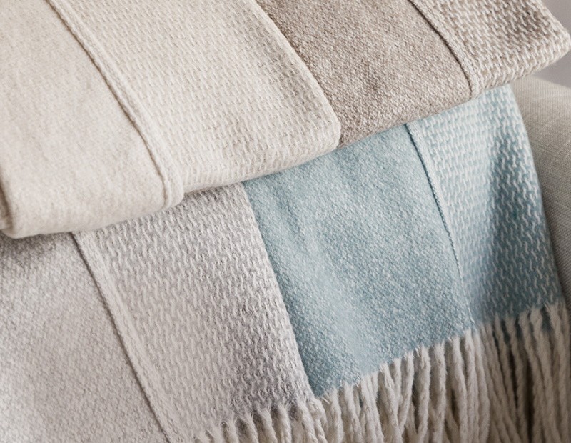 Manta plaid muy suave con flecos para sofá o pie de cama en color verde agua, beige, natural o gris.