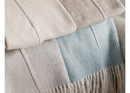 Manta plaid muy suave con flecos para sofá o pie de cama en color verde agua, beige, natural o gris.