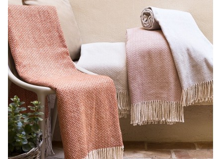 Manta plaid muy suave con flecos para sofá o pie de cama en color coral, beige, rosa o gris.