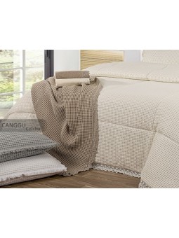 Funda de cojín Canggu de tejido de colcha con puntilla. Textil premium de nuestra firma NE HOME.