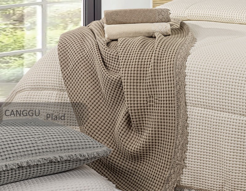 Manta plaid lencera con puntilla con tejido de colcha en nido de abeja. Modelo Canggu de NE HOME, textil premium.