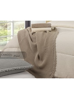 Manta plaid lencera con puntilla con tejido de colcha en nido de abeja. Modelo Canggu de NE HOME, textil premium.