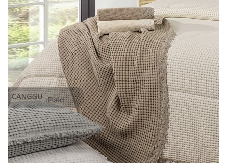 Manta plaid lencera con puntilla con tejido de colcha en nido de abeja. Modelo Canggu de NE HOME, textil premium.