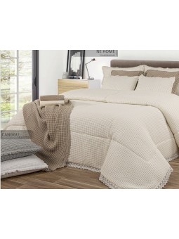 Colcha acolchada de tejido de algodón en nido de abeja con puntilla. Modelo Canggu de firma NE HOME calidad premium.