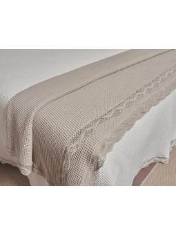 Manta plaid lencera con puntilla para pie de cama en color blanco, natural , beige, arena, rosa, verde y gris.