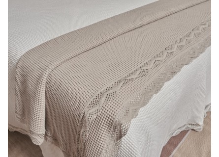 Manta plaid lencera con puntilla para pie de cama en color blanco, natural , beige, arena, rosa, verde y gris.