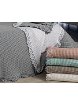 Manta plaid lencera con puntilla para pie de cama en color blanco, natural , beige, arena, rosa, verde y gris.