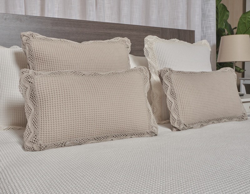 Funda de cojín Creta NE HOME de tejido gofrado de nido de abeja con puntilla en beige, blanco, natural, rosa, verde y gris.