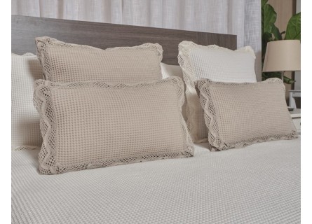 Funda de cojín Creta NE HOME de tejido gofrado de nido de abeja con puntilla en beige, blanco, natural, rosa, verde y gris.