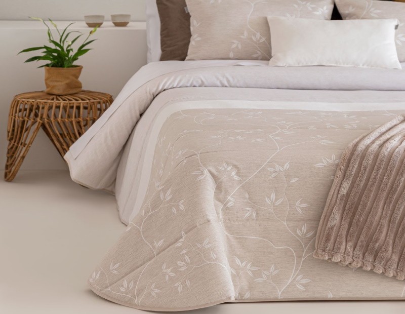 Edredón Cilantro para Otoño e Invierno en color beige con tejido de jacquard resistente y suave.