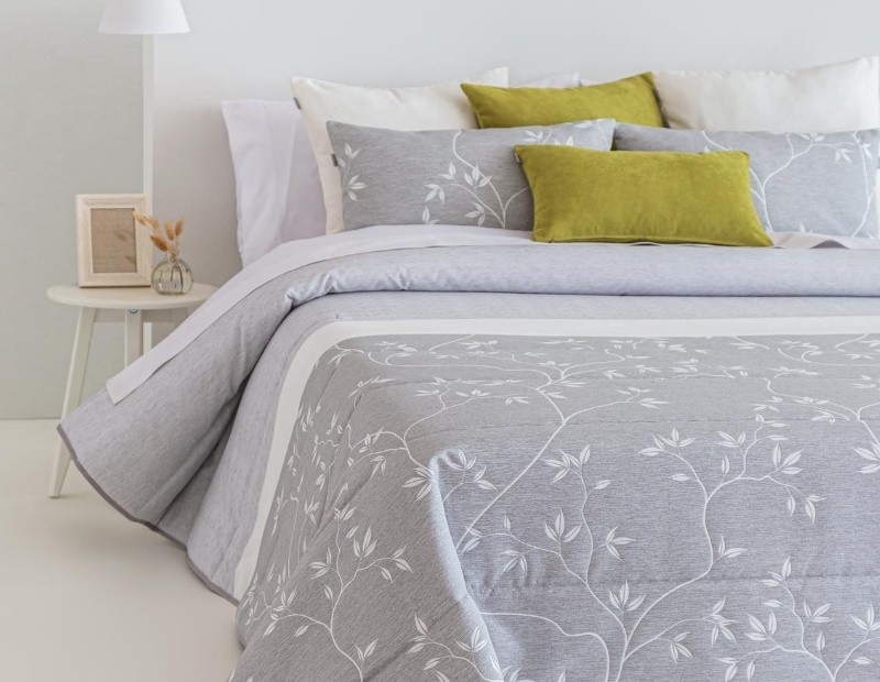 Edredón Cilantro para Otoño e Invierno en color gris con tejido de jacquard resistente y suave.