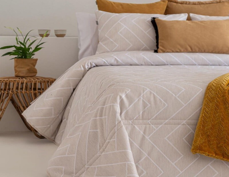 Edredón Cilantro para Otoño e Invierno en color beige de dibujo geométrico con tejido de jacquard resistente y suave.