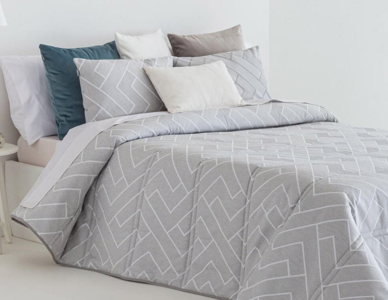 Edredón Camelia para Otoño e Invierno en color gris de dibujo geométrico con tejido de jacquard resistente y suave.