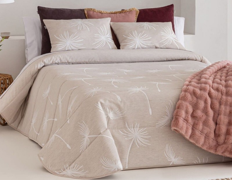 Edredón Azalea para Otoño e Invierno en color beige de dibujo geométrico con tejido de jacquard resistente y suave.