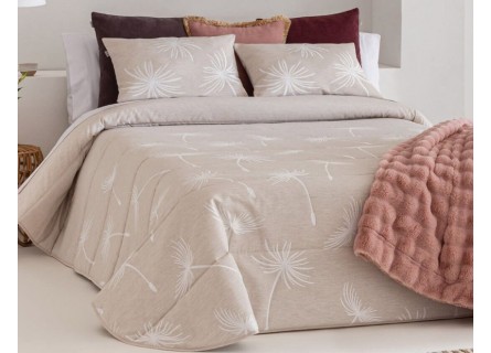 Edredón Azalea para Otoño e Invierno en color beige de dibujo geométrico con tejido de jacquard resistente y suave.