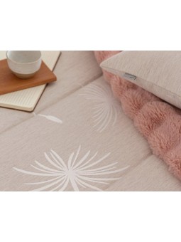 Edredón Azalea para Otoño e Invierno en color beige de dibujo geométrico con tejido de jacquard resistente y suave.