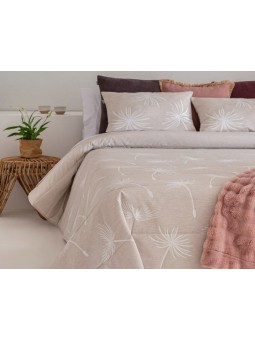 Edredón Azalea para Otoño e Invierno en color beige de dibujo geométrico con tejido de jacquard resistente y suave.