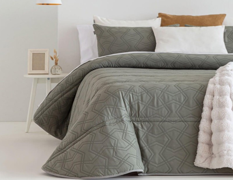Edredón juvenil de gran calidad en color verde oscuro ideal para dormitorio elegante. Modelo Congo de Sandeco.