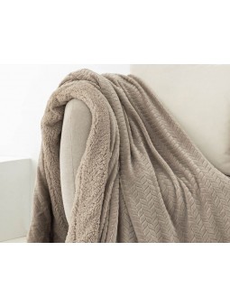 Manta plaid de tejido gordito con interior de sherpa o borreguito. Modelo Sauce en beige.