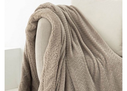 Manta plaid de tejido gordito con interior de sherpa o borreguito. Modelo Sauce en beige.