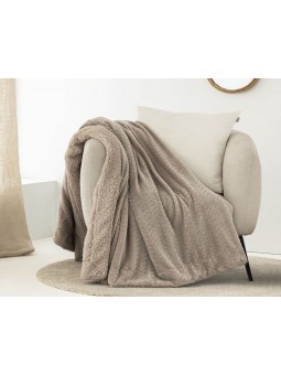 Manta plaid de tejido gordito con interior de sherpa o borreguito. Modelo Sauce en beige.