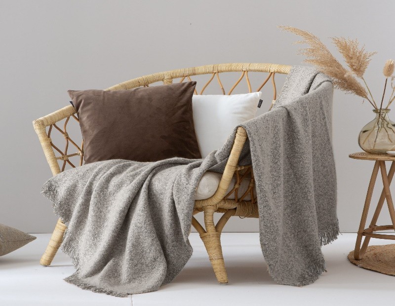 Manta para sofá muy suave en color gris con flecos. Tejido de gran calidad de Textil Antilo.