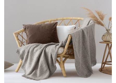 Manta para sofá muy suave en color gris con flecos. Tejido de gran calidad de Textil Antilo.