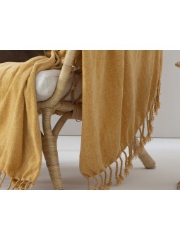 Manta para sofá o cama de tamaño grande en color mostaza de tacto muy suave. Modelo Max de Textil Antilo.