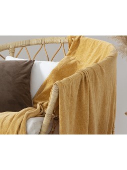Manta para sofá o cama de tamaño grande en color mostaza de tacto muy suave. Modelo Max de Textil Antilo.