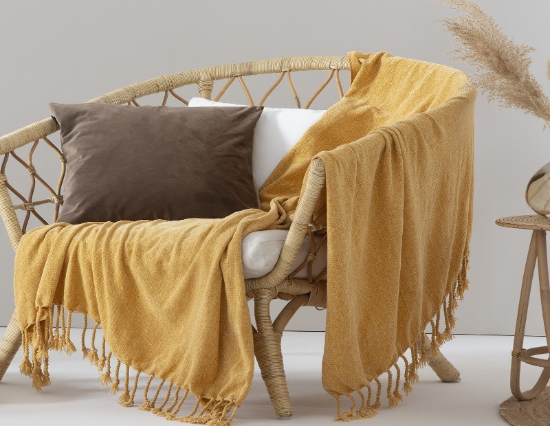 Manta para sofá o cama de tamaño grande en color mostaza de tacto muy suave. Modelo Max de Textil Antilo.