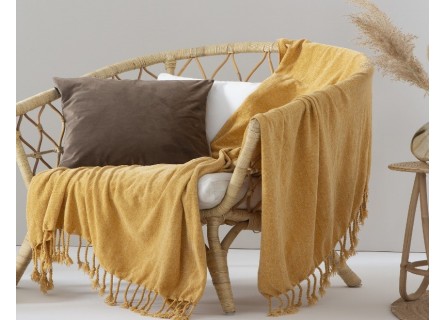 Manta para sofá o cama de tamaño grande en color mostaza de tacto muy suave. Modelo Max de Textil Antilo.