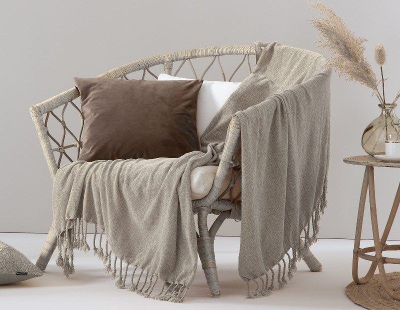 Manta para sofá o cama de tamaño grande en color gris de tacto muy suave. Modelo Max de Textil Antilo.