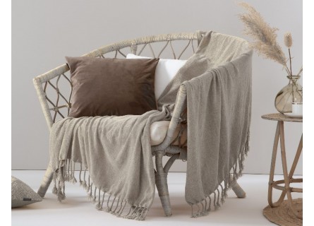 Manta para sofá o cama de tamaño grande en color gris de tacto muy suave. Modelo Max de Textil Antilo.