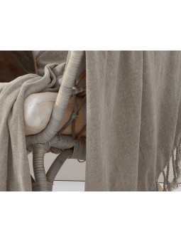 Manta para sofá o cama de tamaño grande en color gris de tacto muy suave. Modelo Max de Textil Antilo.