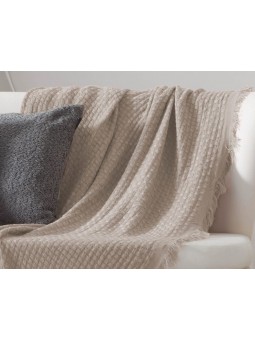 Manta para sofá o cama de tamaño grande en color beige de tacto muy suave. Modelo Ava de Textil Antilo.