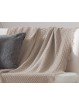 Manta para sofá o cama de tamaño grande en color beige de tacto muy suave. Modelo Ava de Textil Antilo.