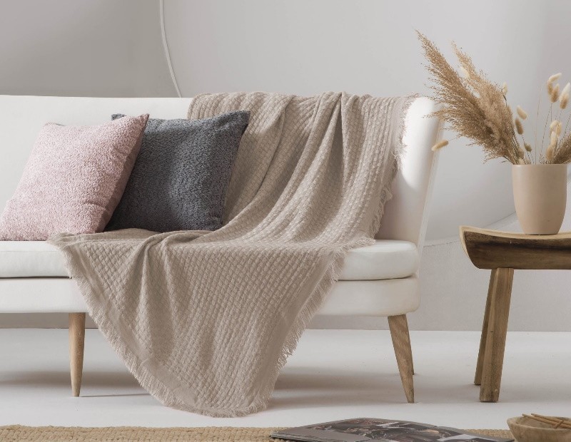 Manta para sofá o pie de cama en color lino de textura suave y ligera