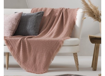 Manta para sofá o cama de tamaño grande en color rosa de tacto muy suave. Modelo Ava de Textil Antilo.