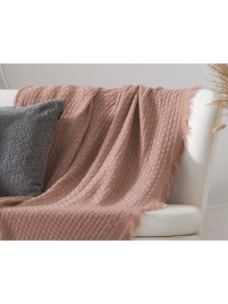Manta para sofá o cama de tamaño grande en color rosa de tacto muy suave. Modelo Ava de Textil Antilo.