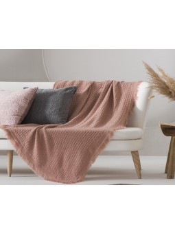 Manta para sofá o cama de tamaño grande en color rosa de tacto muy suave. Modelo Ava de Textil Antilo.