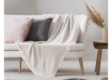 Manta para sofá o cama de tamaño grande en color blanco de tacto muy suave. Modelo Ava de Textil Antilo.