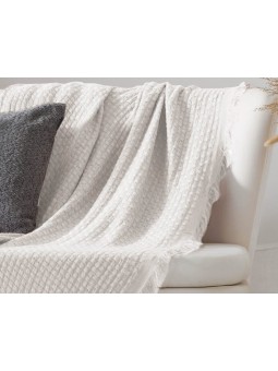 Manta para sofá o cama de tamaño grande en color blanco de tacto muy suave. Modelo Ava de Textil Antilo.